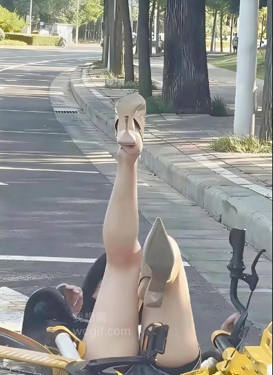 美腿小黃車摔倒，扶她，怎么說才能避免和她的尷尬呢？